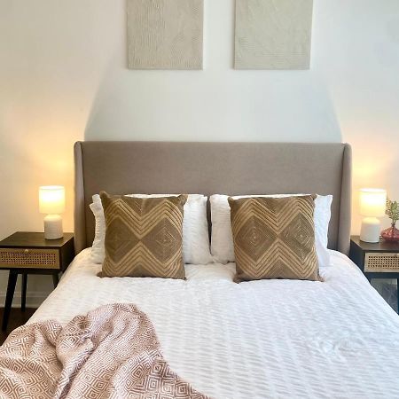 Newly Refurbished 2 Bedroom Apartment In South ลอนดอน ภายนอก รูปภาพ