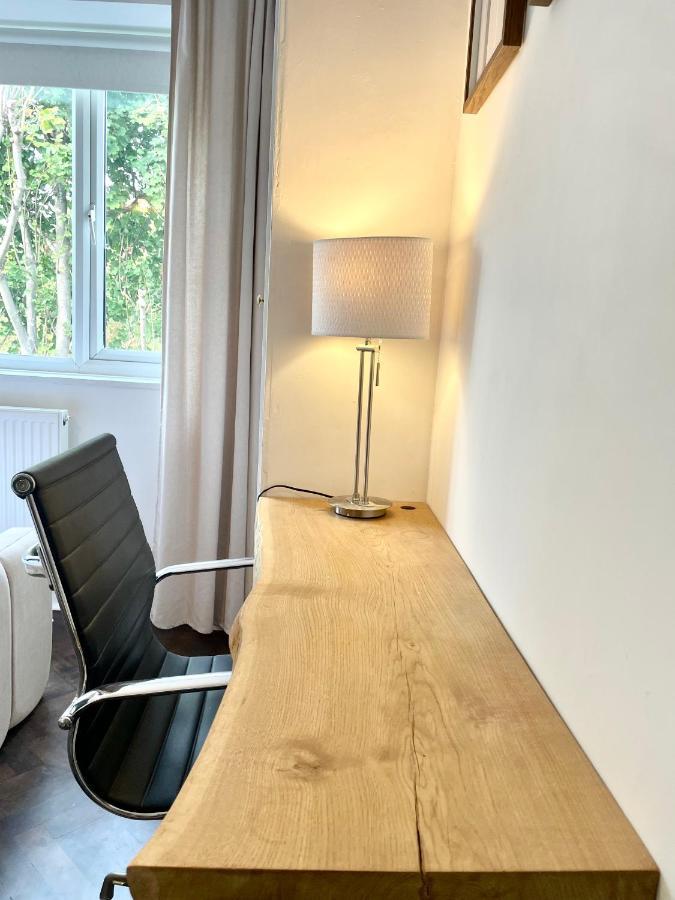 Newly Refurbished 2 Bedroom Apartment In South ลอนดอน ภายนอก รูปภาพ