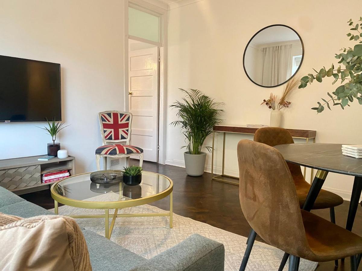 Newly Refurbished 2 Bedroom Apartment In South ลอนดอน ภายนอก รูปภาพ