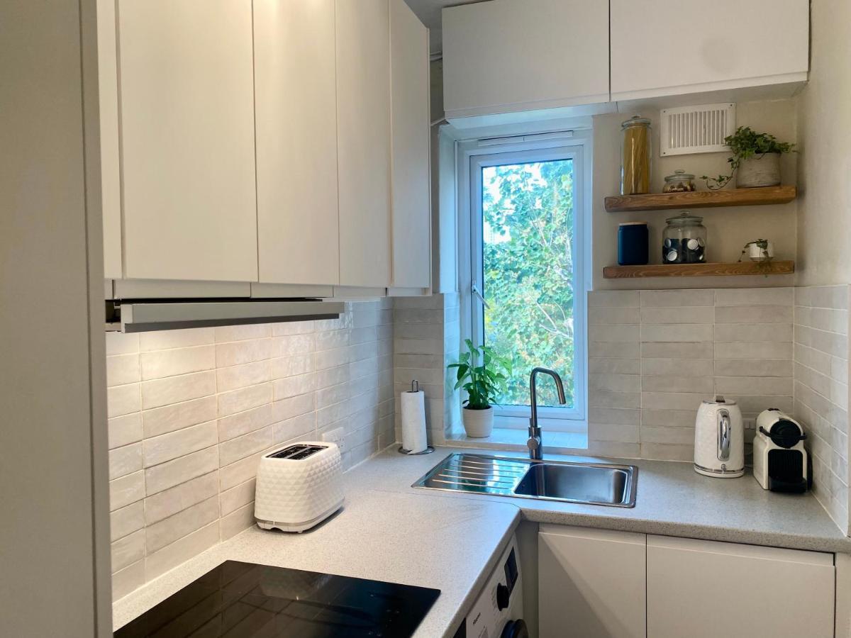 Newly Refurbished 2 Bedroom Apartment In South ลอนดอน ภายนอก รูปภาพ
