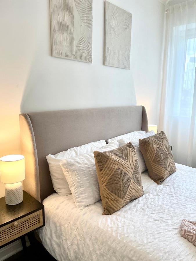 Newly Refurbished 2 Bedroom Apartment In South ลอนดอน ภายนอก รูปภาพ