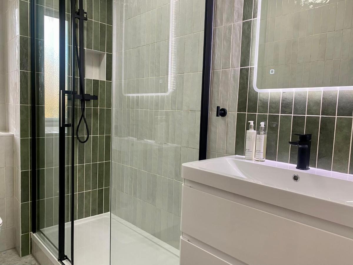 Newly Refurbished 2 Bedroom Apartment In South ลอนดอน ภายนอก รูปภาพ